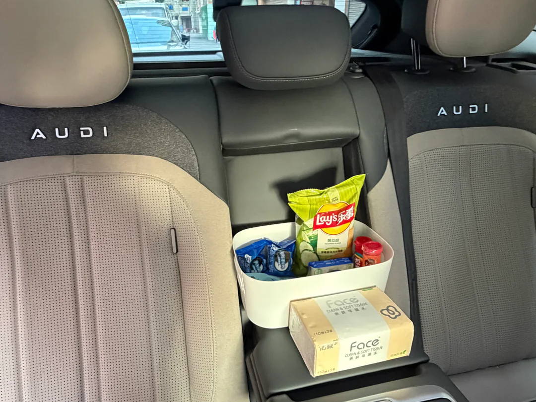 Snacks and tissues prepared in the car before departure