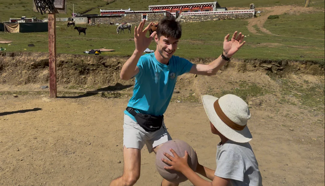 Smiles at the end of the grassland basketball game
