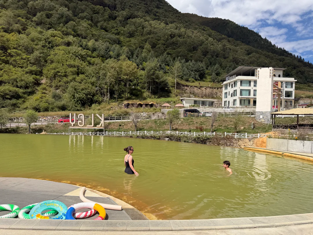 Eva and Martin relaxing in the open-air hot spring