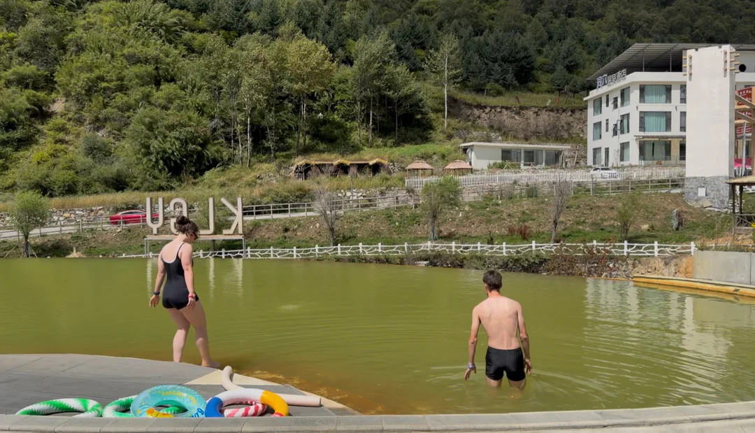 Eva and Martin entering the open-air hot spring