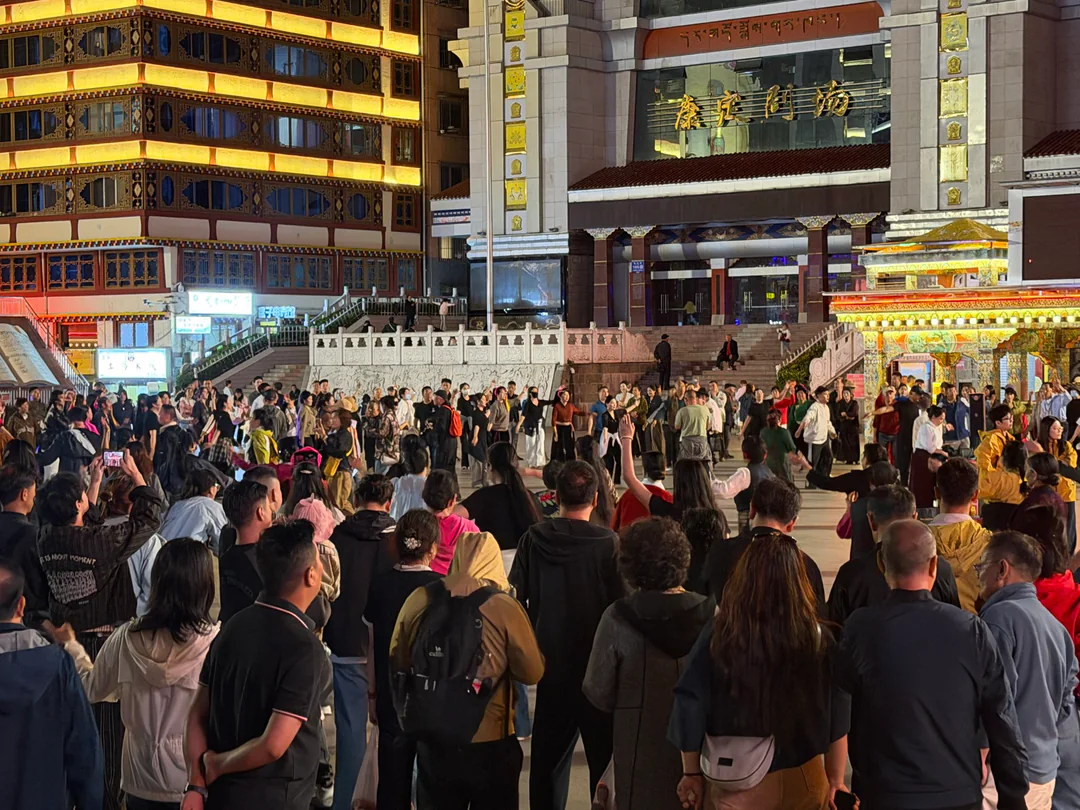 The evening crowd in a public square in Kangding