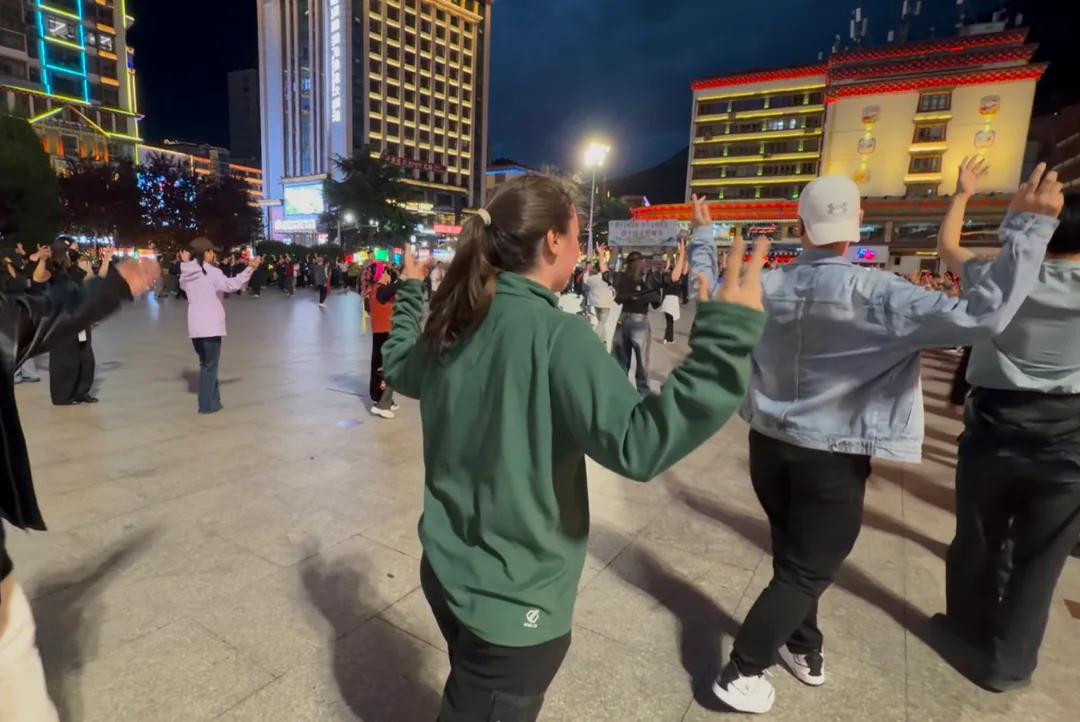 A wide view of Eva dancing with the crowd