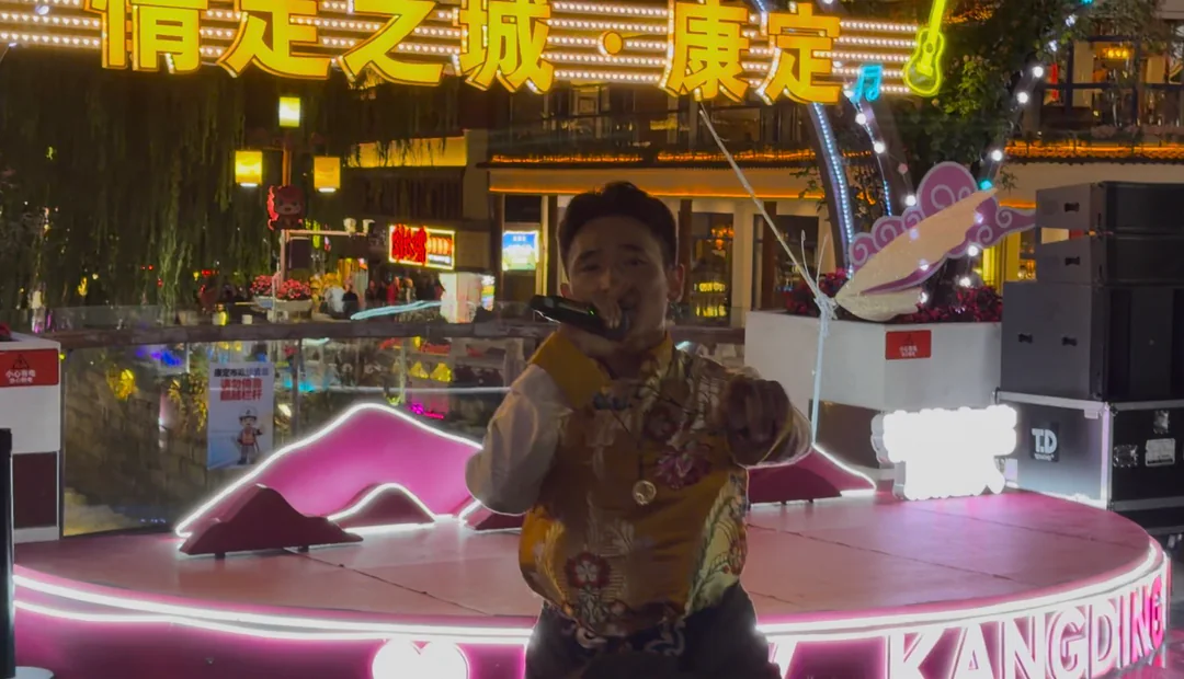 A live singer in Kangding’s Love Song Square