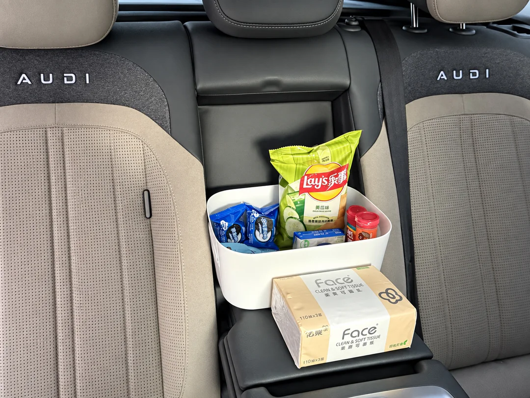 Snacks and tissues prepared in the car for the guests before departure